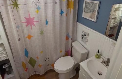 James City Casa | Kitchen, Laundry & Fenced Yard