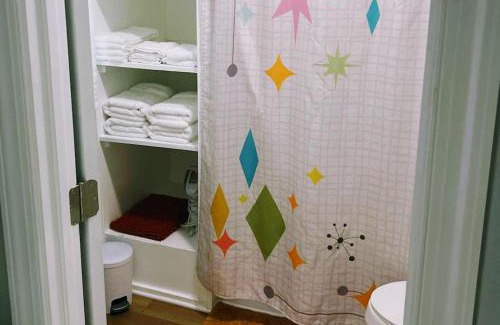 James City Casa | Kitchen, Laundry & Fenced Yard