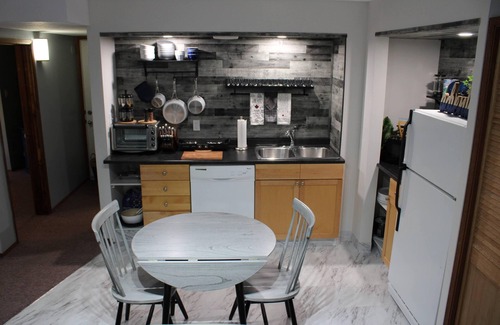 Hinton Apartamento | Kitchenette Suite with King & Queen beds, Quiet Forest views from patio with BBQ