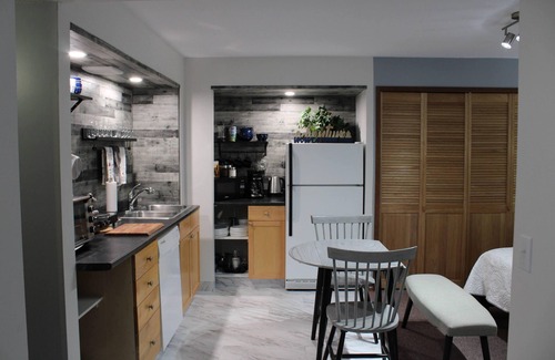 Hinton Apartamento | Kitchenette Suite with King & Queen beds, Quiet Forest views from patio with BBQ