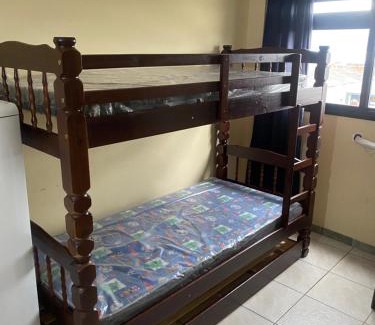 Aviacao Apartamento | Kitnet Praia Grande - Aviação 500 metros da praia AR CONDICIONADO - GELADEIRA - FOGÃO - SOFÁ CAMA - WIFI