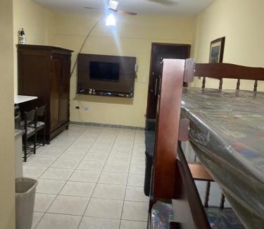 Aviacao Apartamento | Kitnet Praia Grande - Aviação 500 metros da praia AR CONDICIONADO - GELADEIRA - FOGÃO - SOFÁ CAMA - WIFI