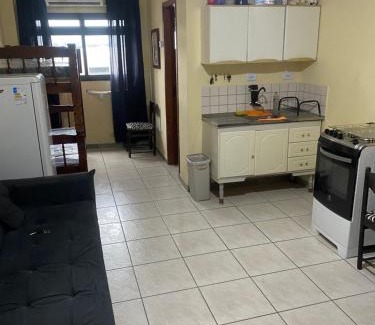 Aviacao Apartamento | Kitnet Praia Grande - Aviação 500 metros da praia AR CONDICIONADO - GELADEIRA - FOGÃO - SOFÁ CAMA - WIFI