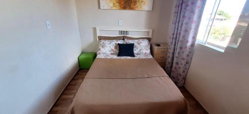 Torres Casa | KITNET S4 em TORRES-RS - Confortável com cama casal box, cama de solteiro bicama, televisão, geladeira, micro-ondas, chaleira elétrica, ar-condicionado split - Anfitriã Superhost no BnB