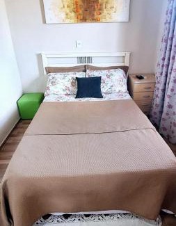 Torres Casa | KITNET S4 em TORRES-RS - Confortável com cama casal box, cama de solteiro bicama, televisão, geladeira, micro-ondas, chaleira elétrica, ar-condicionado split - Anfitriã Superhost no BnB