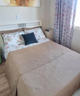 Torres Casa | KITNET S4 em TORRES-RS - Confortável com cama casal box, cama de solteiro bicama, televisão, geladeira, micro-ondas, chaleira elétrica, ar-condicionado split - Anfitriã Superhost no BnB