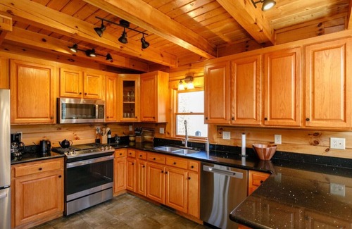 Old Fort Cabina | Kitty's Cabin - Hot tub! WiFi!