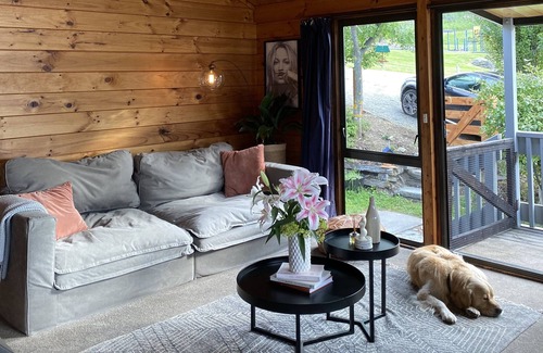 Fernhill Casa | Kiwi Bach vibes, lake views, close to town