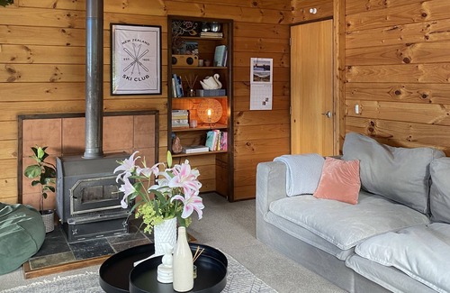 Fernhill Casa | Kiwi Bach vibes, lake views, close to town