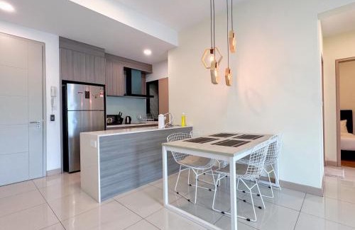 Maluri Apartamento | KL V Residence I with Balcony I 吉隆坡双威伟乐城民宿-附有阳台 I Walking distance to MRT & Mall & Nanjing Street I 马中英服务 I Malay English Chinese