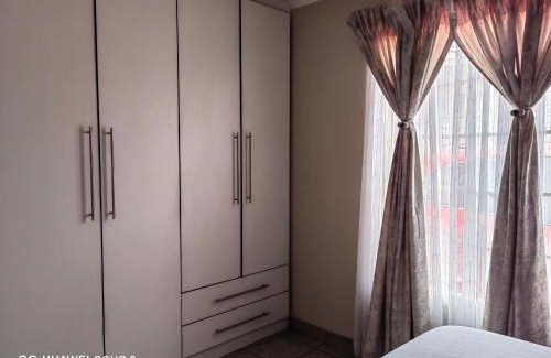 Katlehong Apartamento | Klaasy's 1 bedroom Cosy home Johannesburg South