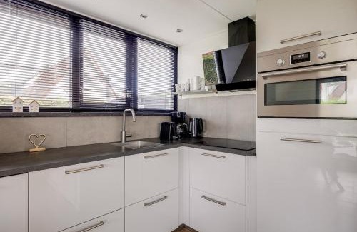 Zwiggelte Casa | Klapekster I Chique Chalet met Mooi Interieur