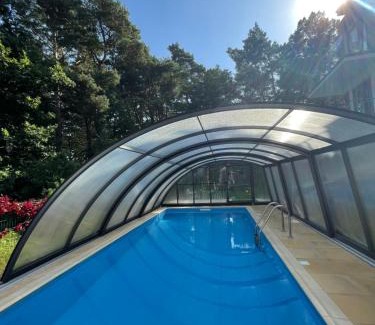 Jastrzebia Gora Apartamento | Klimatyzowany apartament przy plaży - 2 sypialnie, basen, garaż, Villa 4 Pory Roku