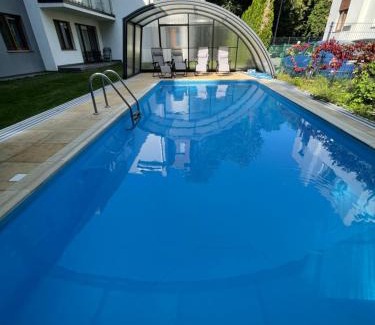 Jastrzebia Gora Apartamento | Klimatyzowany apartament przy plaży - 2 sypialnie, basen, garaż, Villa 4 Pory Roku