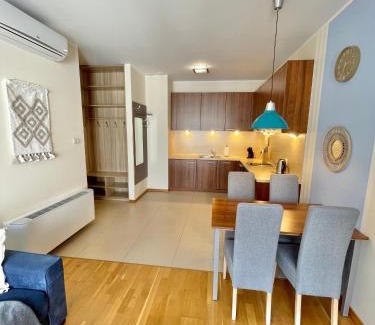 Jastrzebia Gora Apartamento | Klimatyzowany apartament przy plaży - 2 sypialnie, basen, garaż, Villa 4 Pory Roku