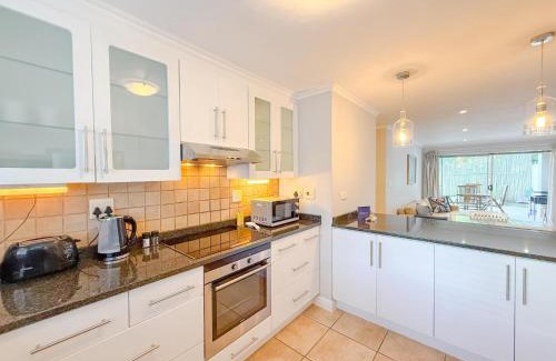 Knysna Apartamento | Kloof Gardens: Pool Braai with Lagoon Views