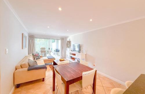 Knysna Apartamento | Kloof Gardens: Pool Braai with Lagoon Views