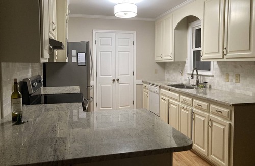 Apex Casa | Knight Play Golf home with Jetted tub on 1.2 acre lot in Apex