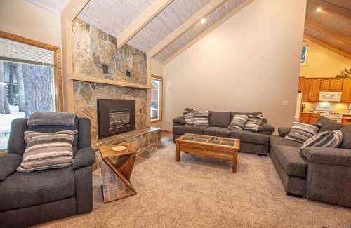 Tahoma Casa | Knobcone Cabin by Hauserman Rental Group