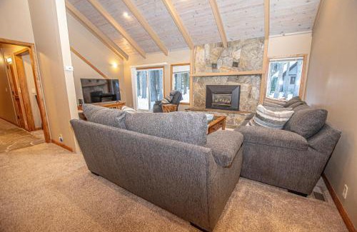 Tahoma Casa | Knobcone Cabin by Hauserman Rental Group