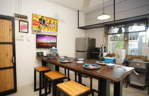 Taman Kota Laksamana Casa | Knocknock 70s Home, 5R5B Jonker Parking Netflix KTV Coway BBQ