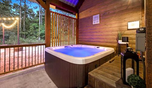 Hochatown Casa | Knotty and Nice Luxury Cabin