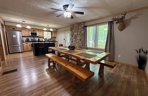 Prudenville Cabina | Knotty by Nature! Firepit and Parking! Less than a mile to trails and the lake!