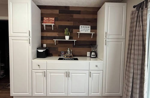 Prudenville Cabina | Knotty by Nature! Firepit and Parking! Less than a mile to trails and the lake!