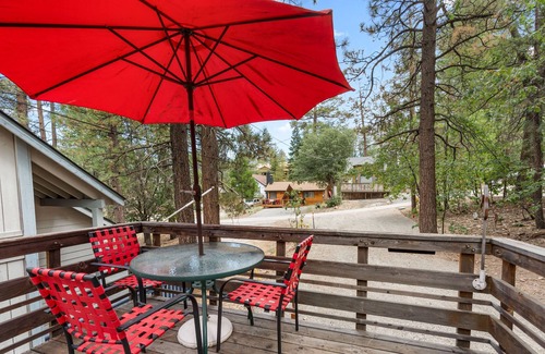 The Village Chalet De Esquí | Knotty Pine Chalet - 2br/1ba/walk To Lake And Village/fireplace/wifi/smarttv/barbeque/fencedyard 2 Bedroom Chalet