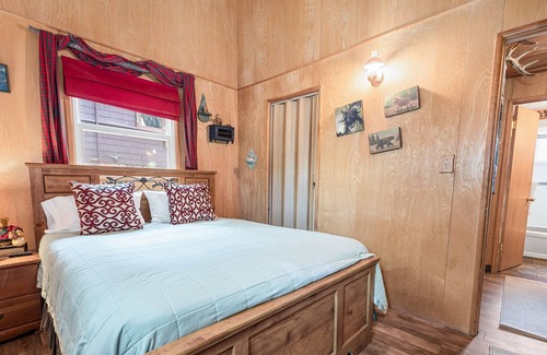 The Village Chalet De Esquí | Knotty Pine Chalet - 2br/1ba/walk To Lake And Village/fireplace/wifi/smarttv/barbeque/fencedyard 2 Bedroom Chalet