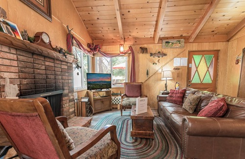 The Village Chalet De Esquí | Knotty Pine Chalet - 2br/1ba/walk To Lake And Village/fireplace/wifi/smarttv/barbeque/fencedyard 2 Bedroom Chalet
