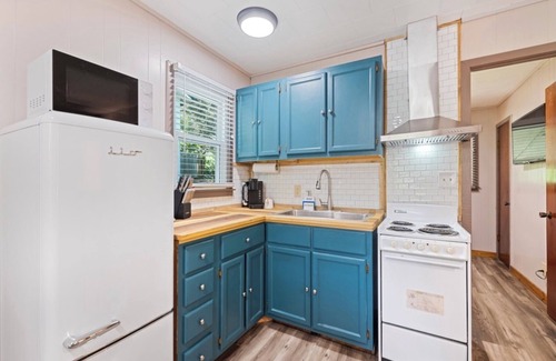 Maggie Valley Cabaña | Knotty Pine Cottage/Charming and Cozy w/Hot Tub, Pet Friendly!