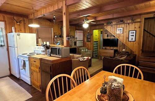 Mi-Wuk Village Cabina | Knotty Pine Old Time Cabin - Family built in 1955 - Central Heat - Lg Deck - A/C