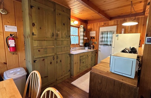 Mi-Wuk Village Cabina | Knotty Pine Old Time Cabin - Family built in 1955 - Central Heat - Lg Deck - A/C