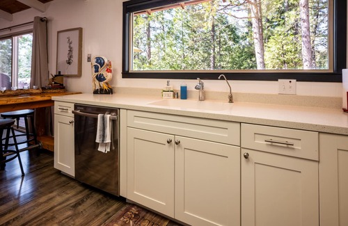 Glencoe Cabina | Knotty Pine-Pet Friendly w/ A/C and Hot Tub!