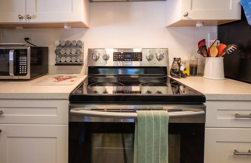 Glencoe Cabina | Knotty Pine-Pet Friendly w/ A/C and Hot Tub!