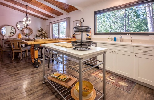 Glencoe Cabina | Knotty Pine-Pet Friendly w/ A/C and Hot Tub!