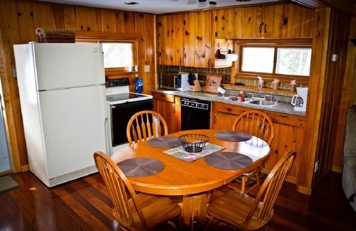 Iron River Cabaña | Knotty Pine