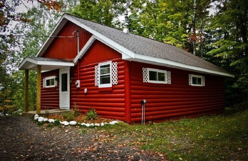 Iron River Cabaña | Knotty Pine