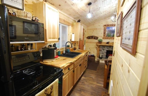 Ashford Cabina | Knotty Shack Cabin-Unique Log Cabin with Hot Tub Stay, Explore, Retreat & Repeat