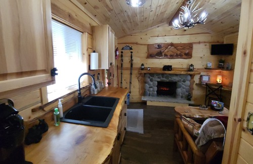Ashford Cabina | Knotty Shack Cabin-Unique Log Cabin with Hot Tub Stay, Explore, Retreat & Repeat