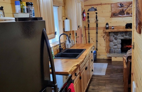 Ashford Cabina | Knotty Shack Cabin-Unique Log Cabin with Hot Tub Stay, Explore, Retreat & Repeat
