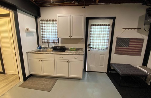 Knoxville Apartamento | Knoxville Den: Walk to Track, Great for Families & Crews