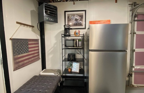Knoxville Apartamento | Knoxville Den: Walk to Track, Great for Families & Crews