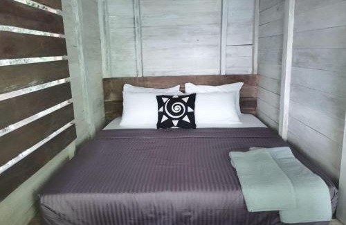 Illukkumbura Cabina | Knuckles Backpackers Hut with waterfall view