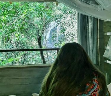 Illukkumbura Cabina | Knuckles Backpackers Hut with waterfall view