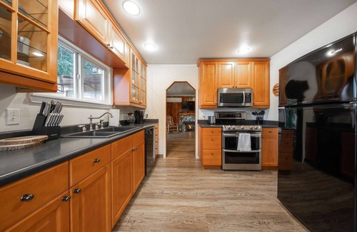 Maple Valley Cabina | Koi Story Cabin - Lakefront, near Bike Trail
