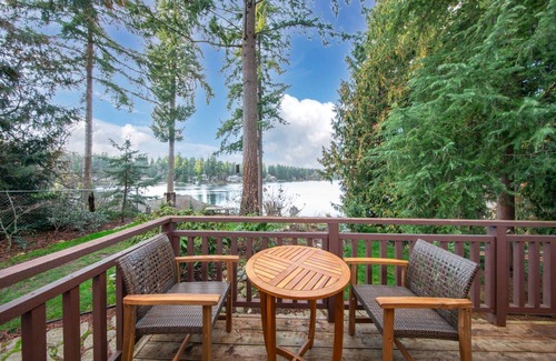Maple Valley Cabina | Koi Story Cabin - Lakefront, near Bike Trail