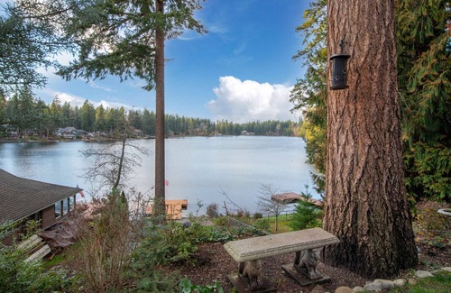 Maple Valley Cabina | Koi Story Cabin - Lakefront, near Bike Trail