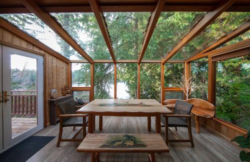 Maple Valley Casa | Koi Story Cabin on the Lake - Waterfront, near Bike Trail